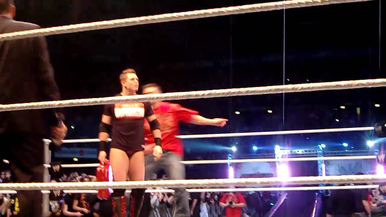 The Miz vs. John Cena - WWE Raw Milano 13/11/2010