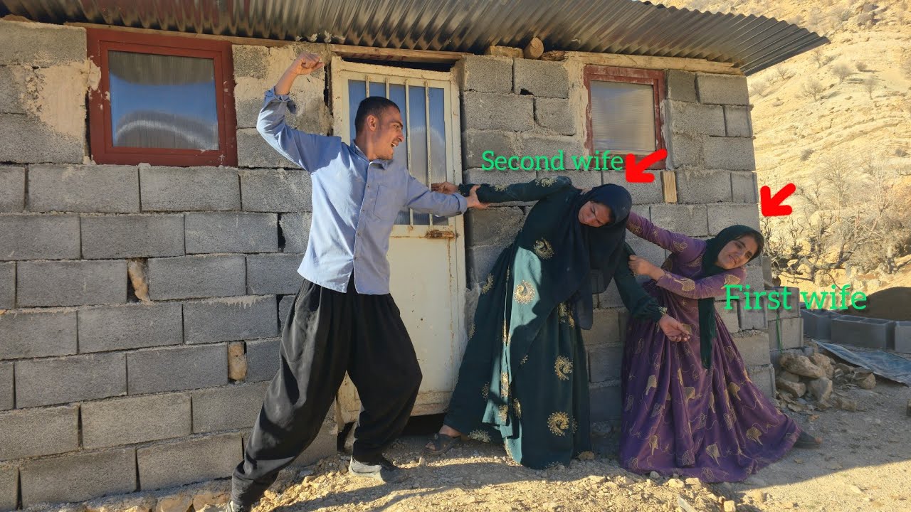 The second wife's jealousy over the first wife's building a hut caused a fierce fight!