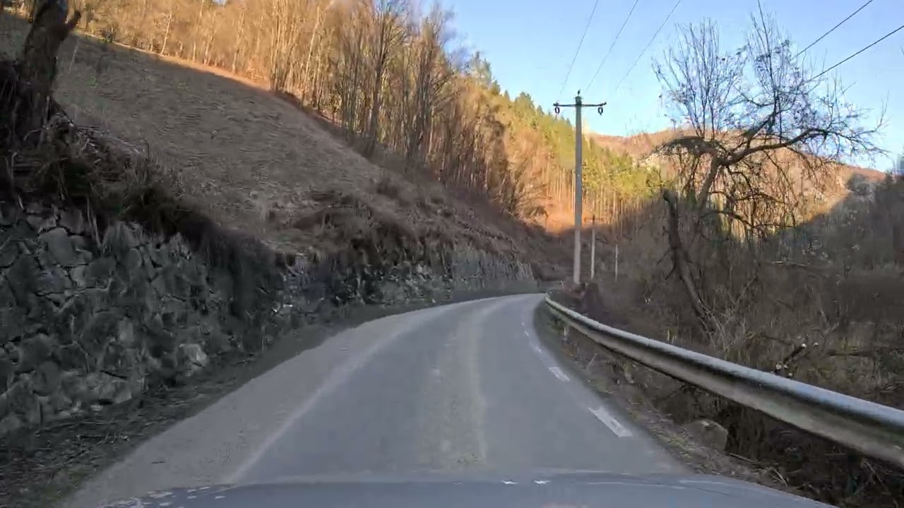 O mică surpare în munte pe Cheile Runcului - Munții Apuseni - Fiat Albea 