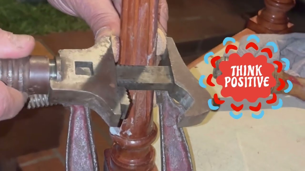 Silla a reparar y encolar  👀#pocitosreal #carpinteros #tipsyoutube 