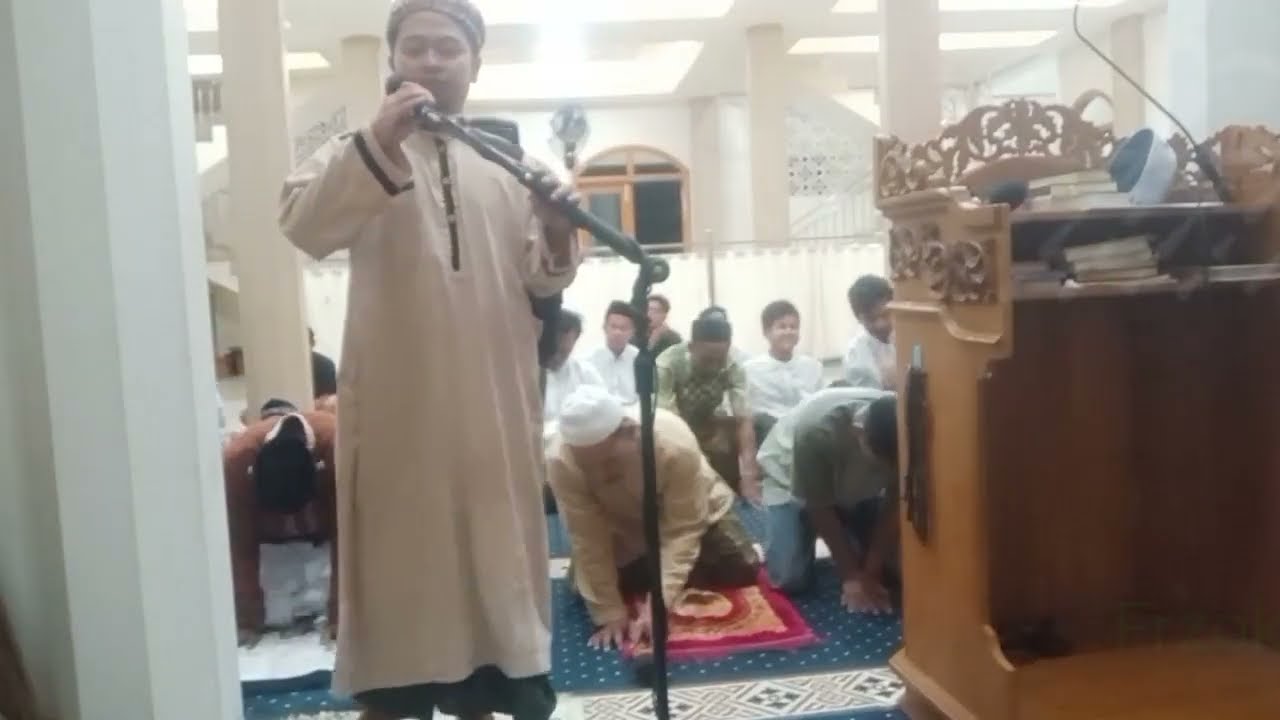 Membludak . Jelang tarawih langsung Merapat . Shalat isya . Tarawih .....