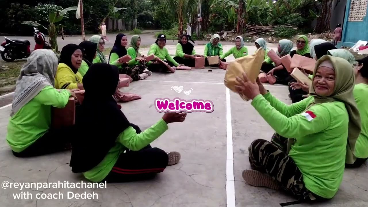 Tuker kado,seruu #tukerkado #senamsehat #senamibuibu Parahita with coach Dedeh