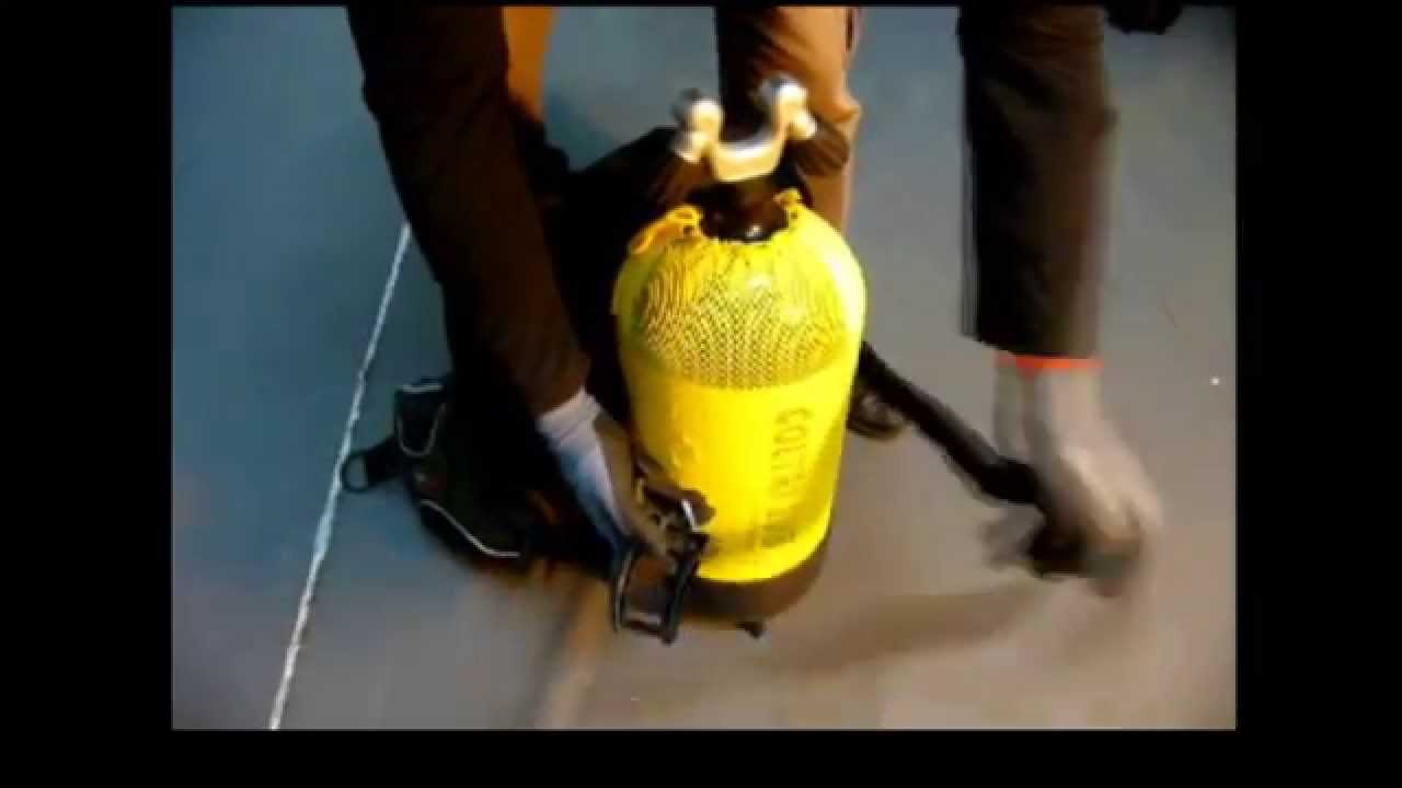 Montaggio gav su bombola - Mount the scuba jacket on tank.