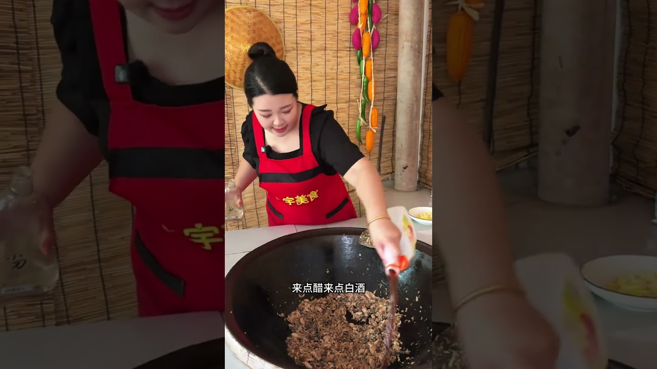 保定特色咸鱼饼子承载着我儿时满满的回忆，焦香的玉米面饼子卷着满满的鲅鱼肉别提多香了，一半是记忆，一半是味道！#我的乡村生活 #农村美食 #咸鱼饼子 #抖音美食推荐官 #地方特色美食