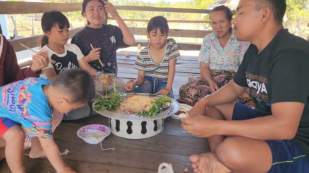 ต้มข้าวปุ้นแช่บๆกินตอนเที่ยงนอกหลีดออกมาหา