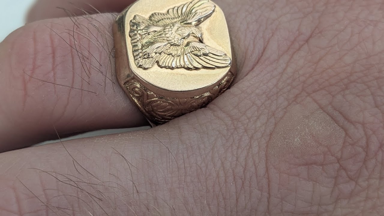 Доллары и драгоценные металлы.