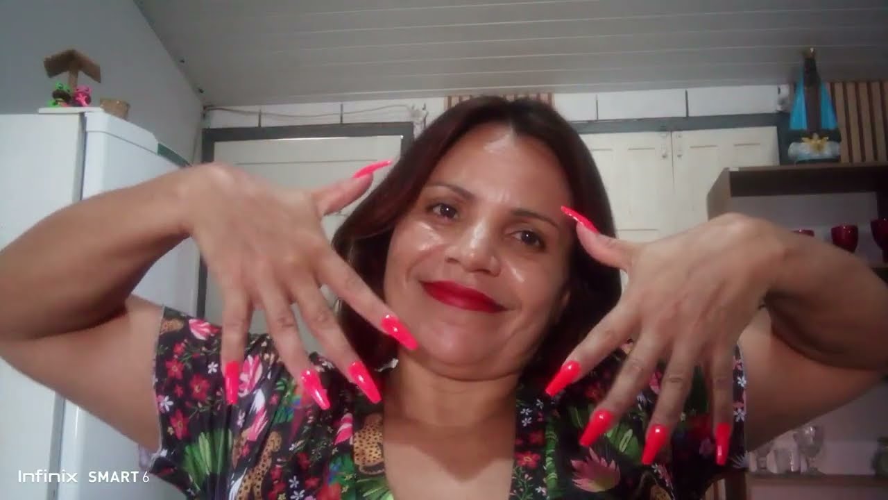 Tirando chulé e fazendo unha