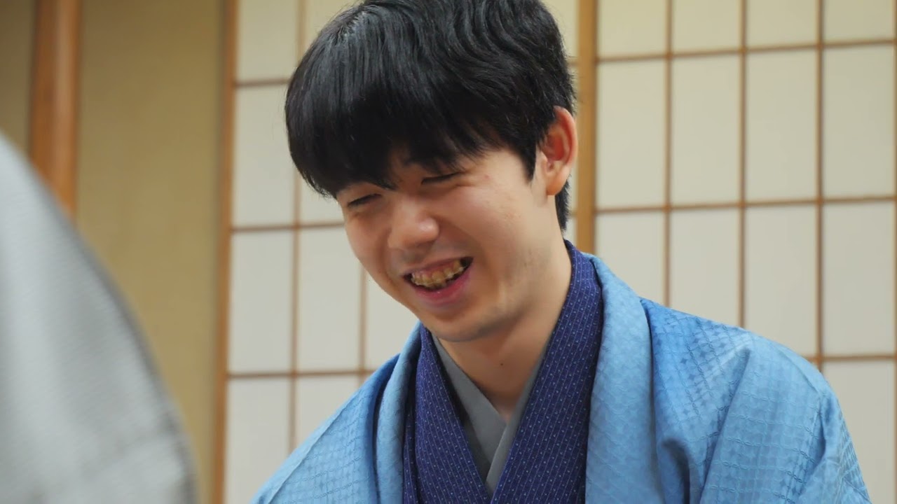 激闘終えて 和やかに 笑顔も 藤井聡太王座 永瀬拓矢九段【感想戦】