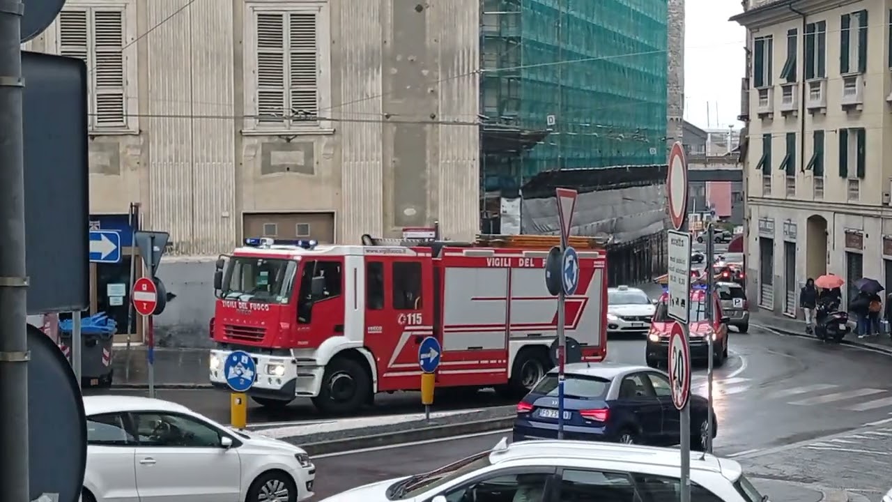 Vigili del fuoco in sirena a Genova 8