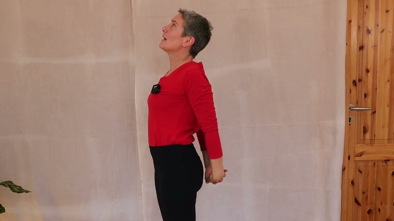Yoga im Stand: Schultergruß