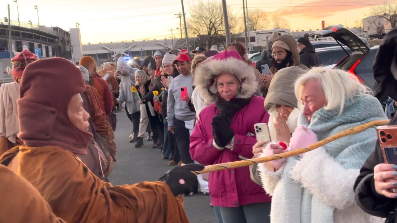 Americans love walking for peace. đi bộ vì hòa bình người Mỹ rất yêu thích 