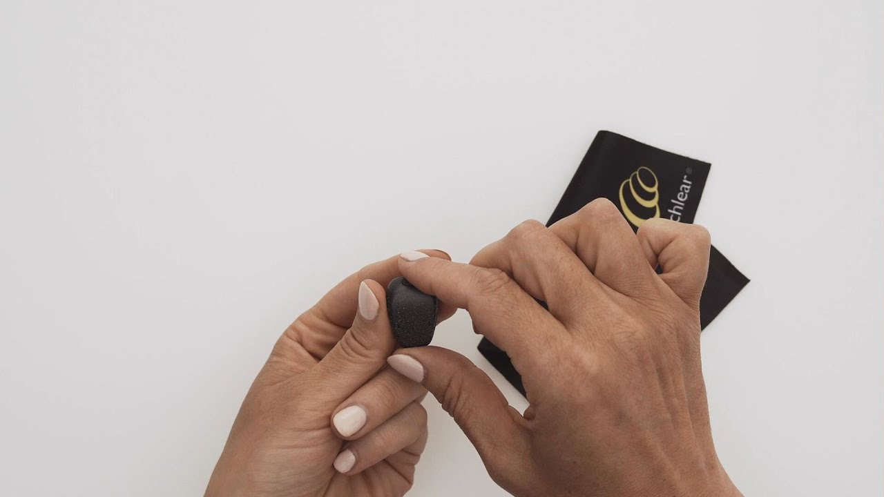 Clean and maintain your Cochlear&trade; Baha&reg; 6 Max or Baha 7 Sound Processor
