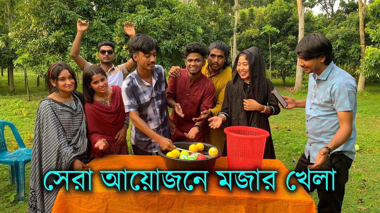 খুন্তি চামচ দিয়ে পানির মধ্যে থেকে বল তুলে ঝুরিতে রাখার মজার ও আজব খেলা।