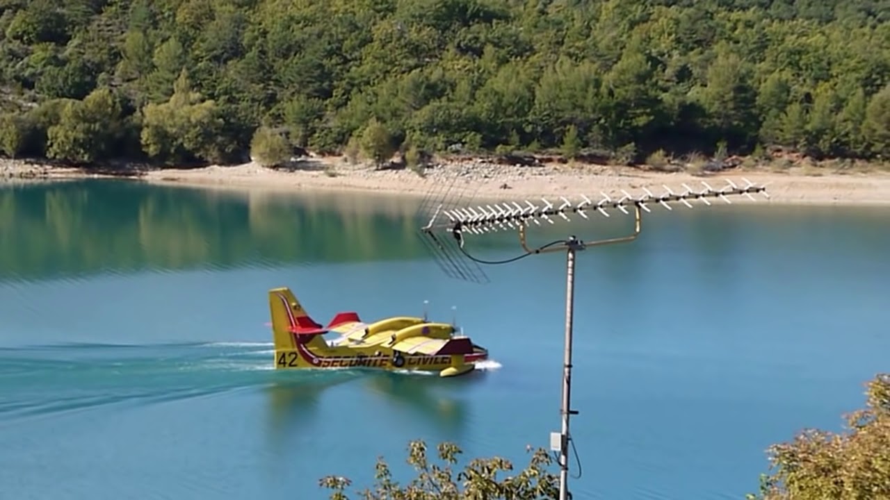 Canadair @ Lac de St. Croix - Fast stop