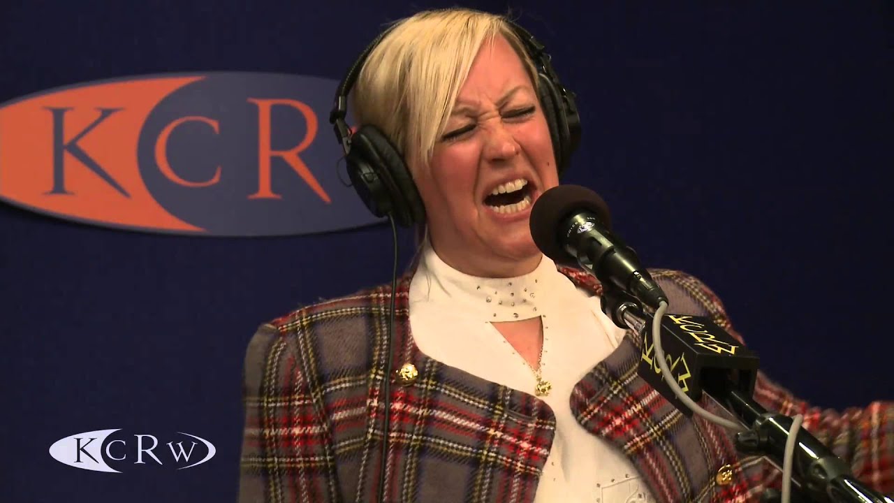 Alice Russell performing 