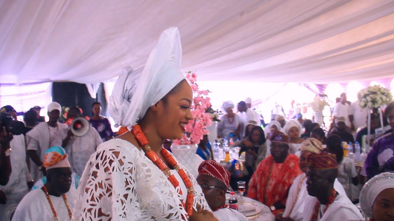 Epitome of beauty! QUEEN NAOMI SHOWS RESPECT, KNEEL TO GREET PEOPLE AROUND