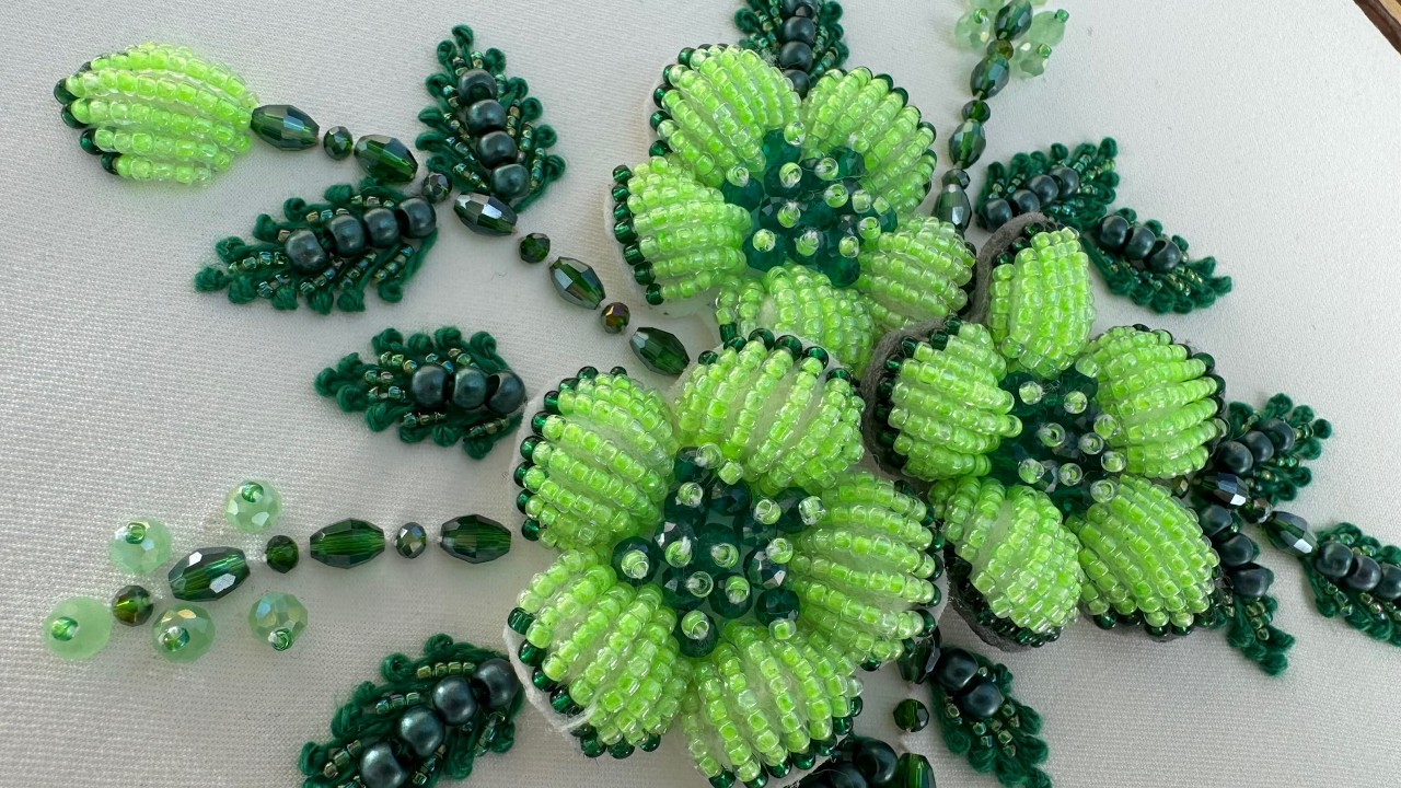 The technique of highlighting three-dimensional flowers; the combination of jewelry and embroidery