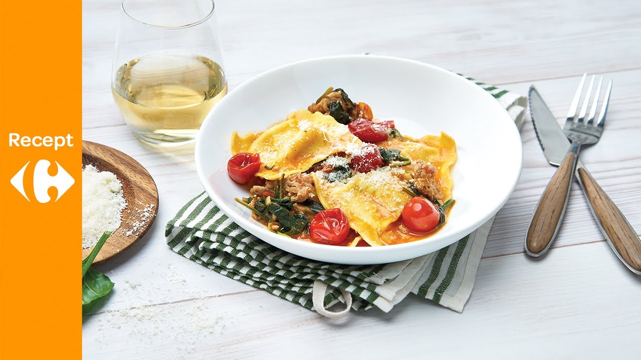 Ravioli met spinazie, gehakt en romige tomatensaus