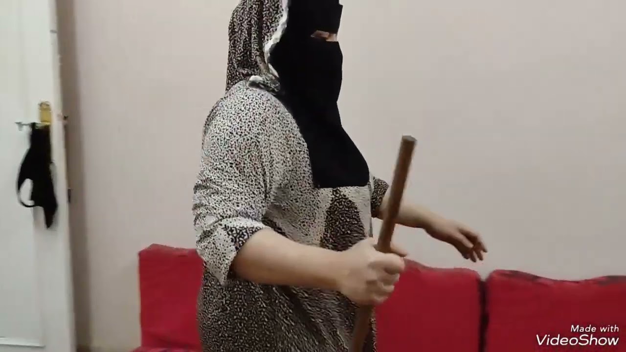السيده لولي اخيرا قامت من الكسل ويا ريت بتعمل بضمير شغل البيت