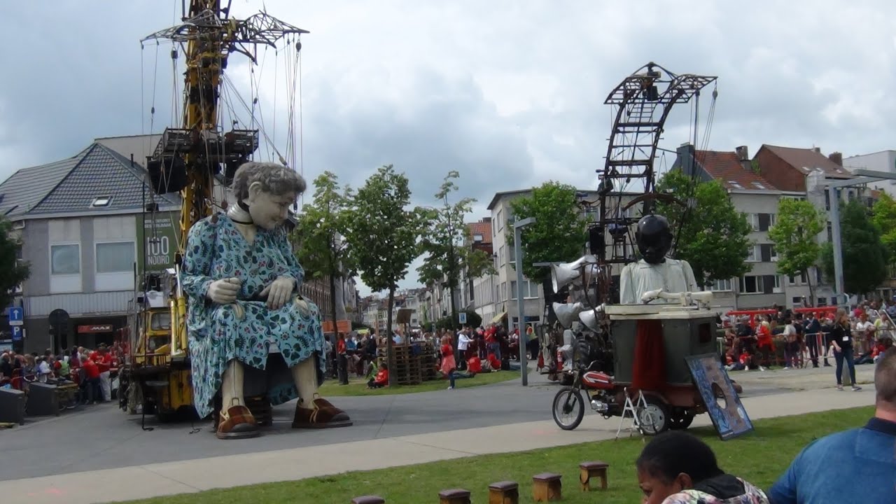 Giant marionettes of Royal de Luxe (De Reuzen) in Antwerpen 21-06-2015