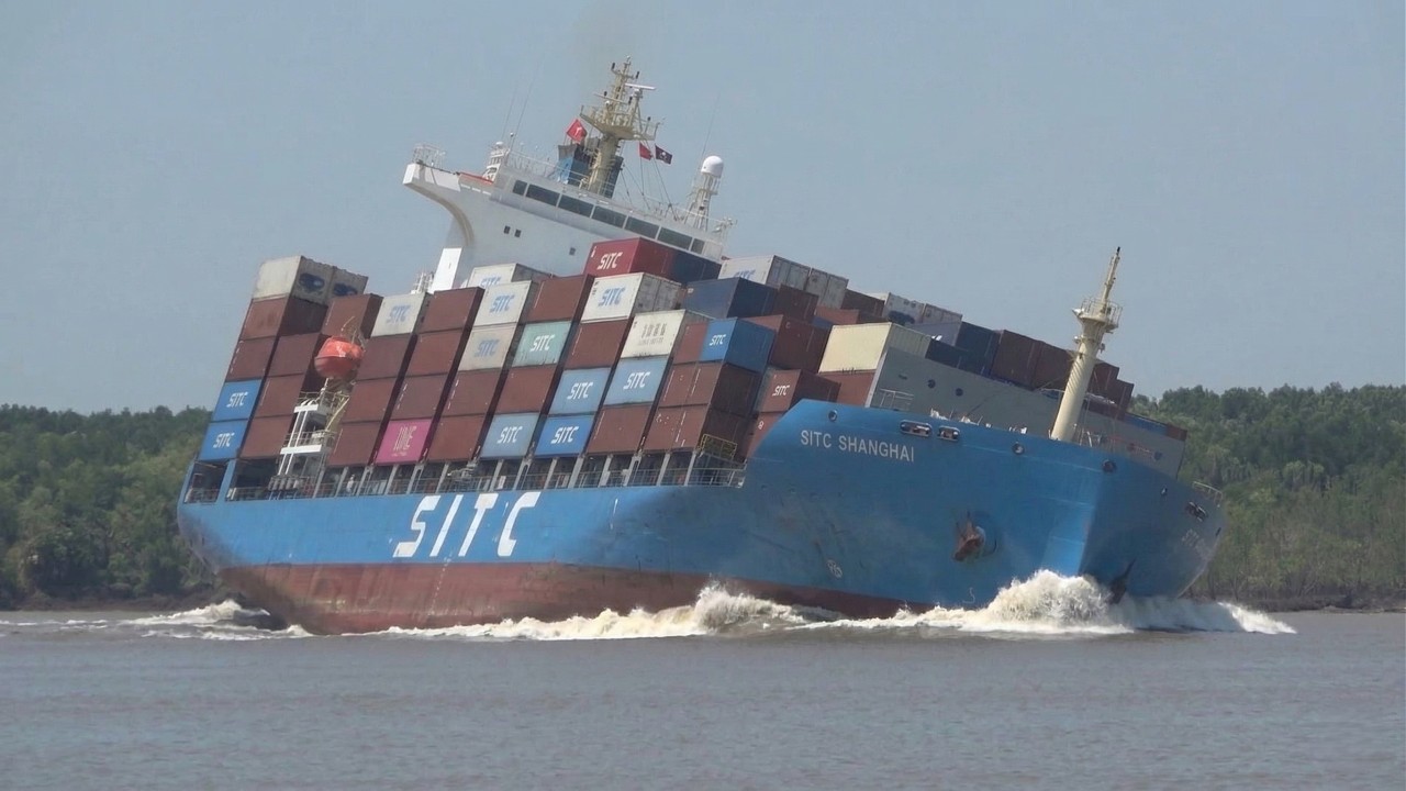 Perfect Turn! Container Ships Heel Hard in a Narrow River Turn