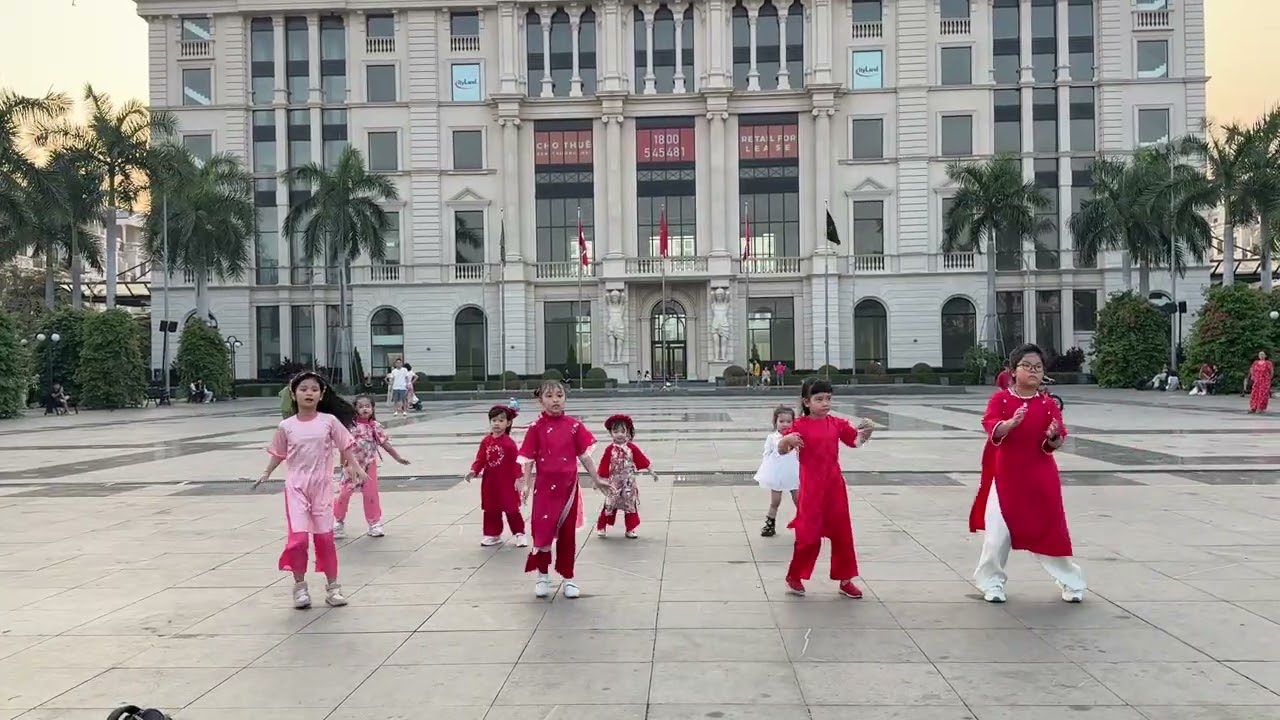 Bé biểu diễn chào đón năm mới - Rồi nâng cái ly