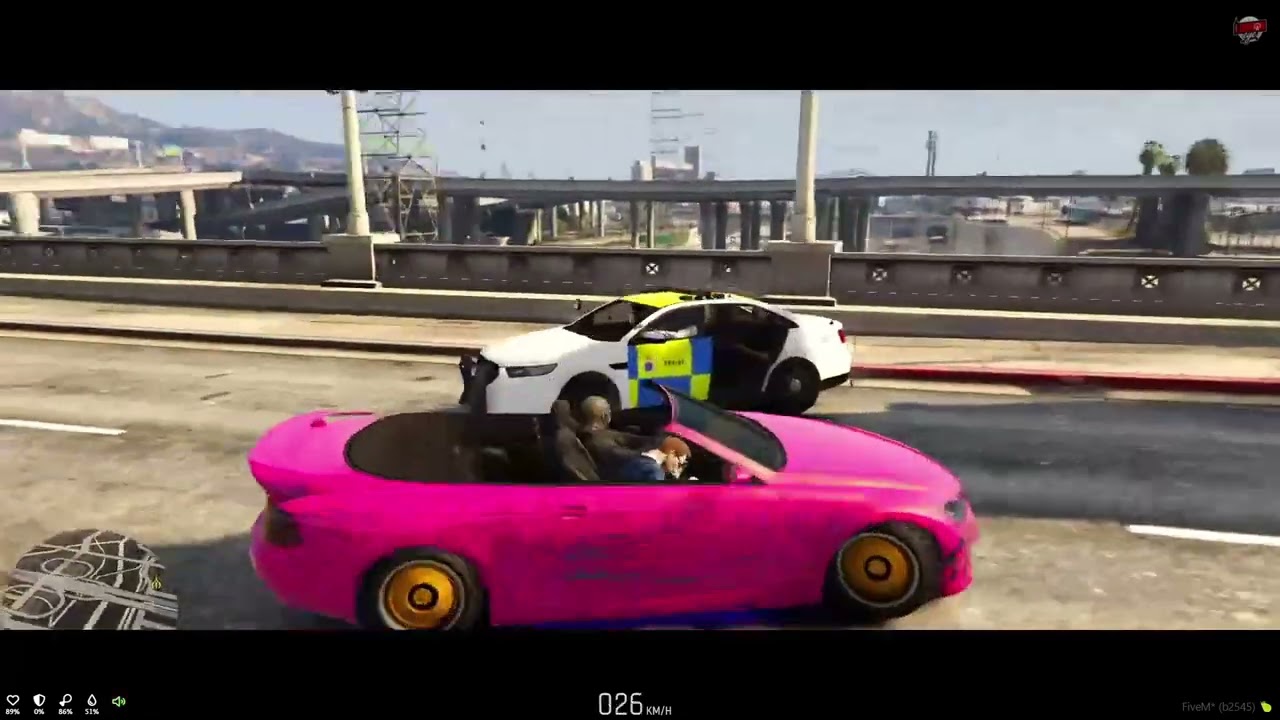 Jimmy en persecucion con la policia junto a Gustabo