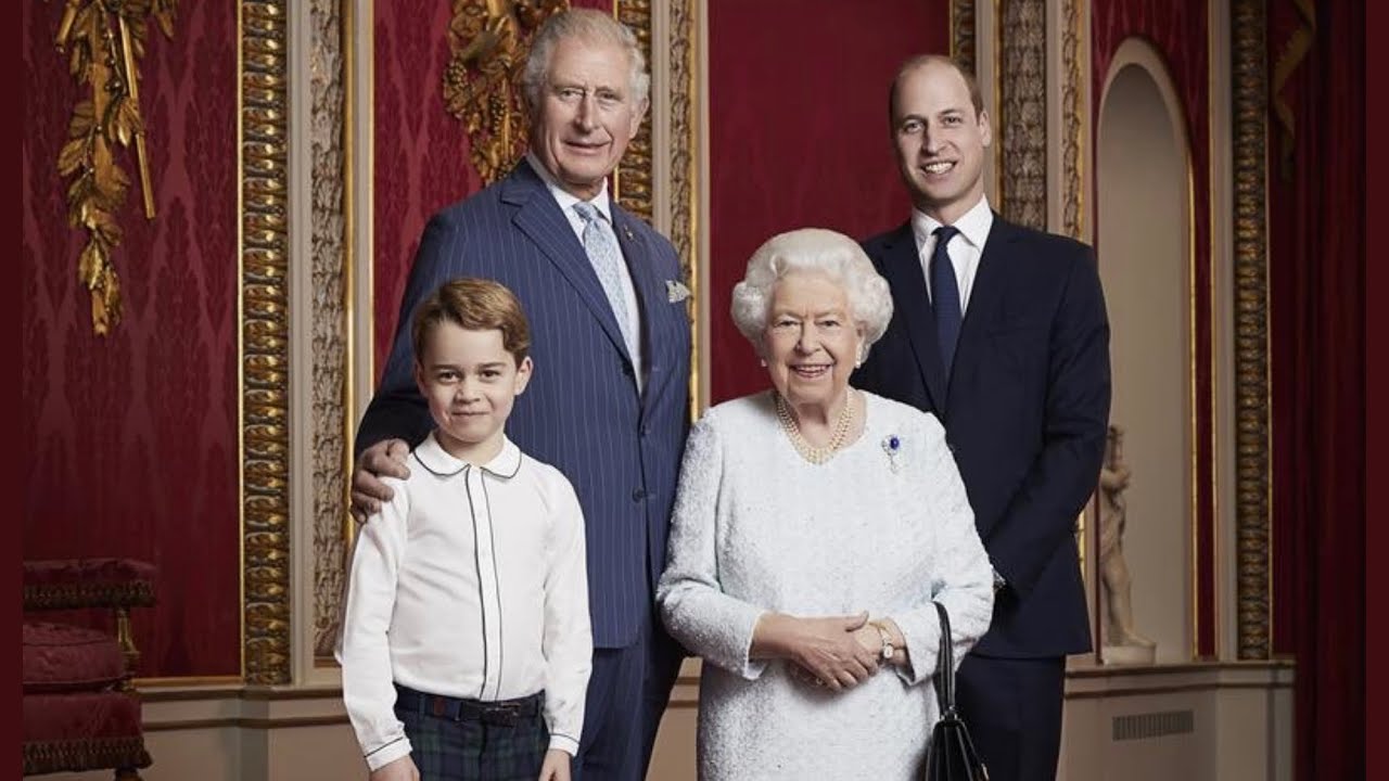 Queen&rsquo;s Three Heirs! NEW Prince George Photo To Celebrate New Decade!