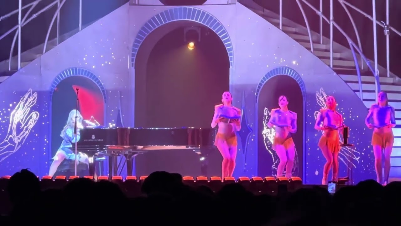“Mr. Eclectic” Performed by Laufey, Live at Madison Square Garden (10/16/25)