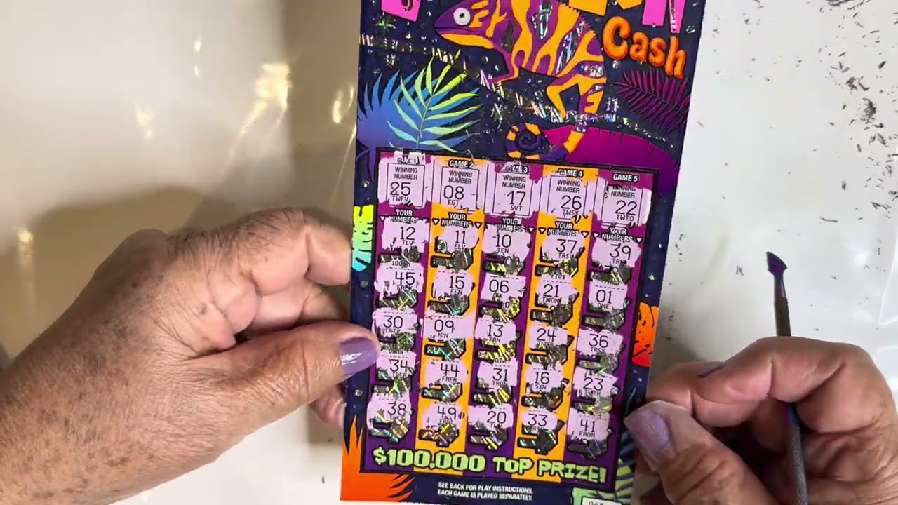 Doña Mari scratches tickets de viernes 