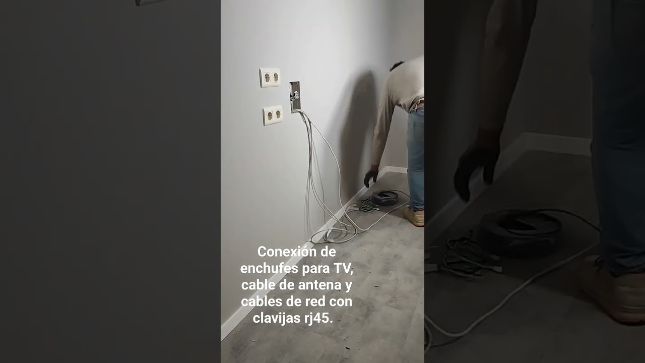 Conexi&oacute;n de enchufes para TV, cable de antena y cables de red con clavijas rj45.
