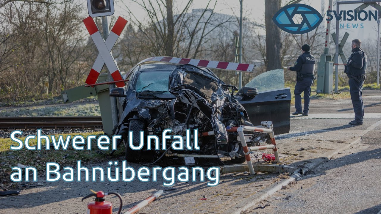 Hanau: Schwerer Verkehrsunfall an Bahnübergang - Zug prallt gegen PKW