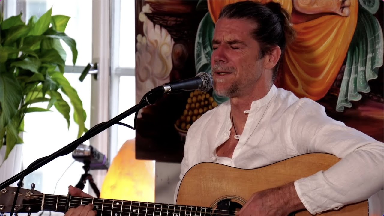 Kevin James & Susana -- 6. Gayatri -- (Full Live Chanting circle from Helsinki)