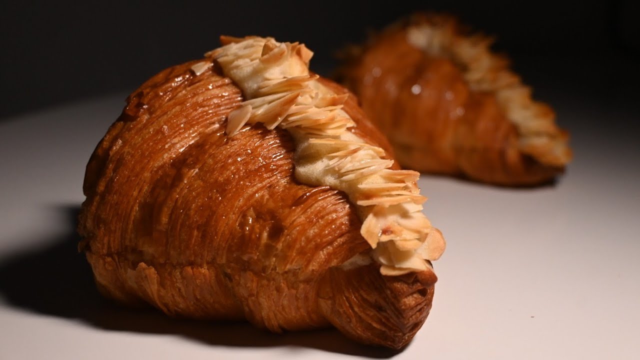 Идеальный миндальный круассан! Рецепт с небольшой хитростью. Даем вторую жизнь вчерашним круассанам.