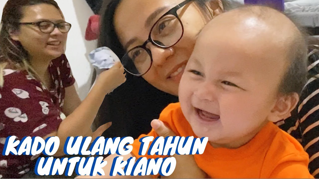 SENANG NYA KIANO DAPAT KADO DARI AUNTY AUNTY NYA !!!
