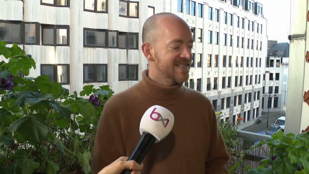 Face aux prix de l&rsquo;&eacute;nergie, un Bruxellois opte pour un panneau photovolta&iuml;que sur son balcon