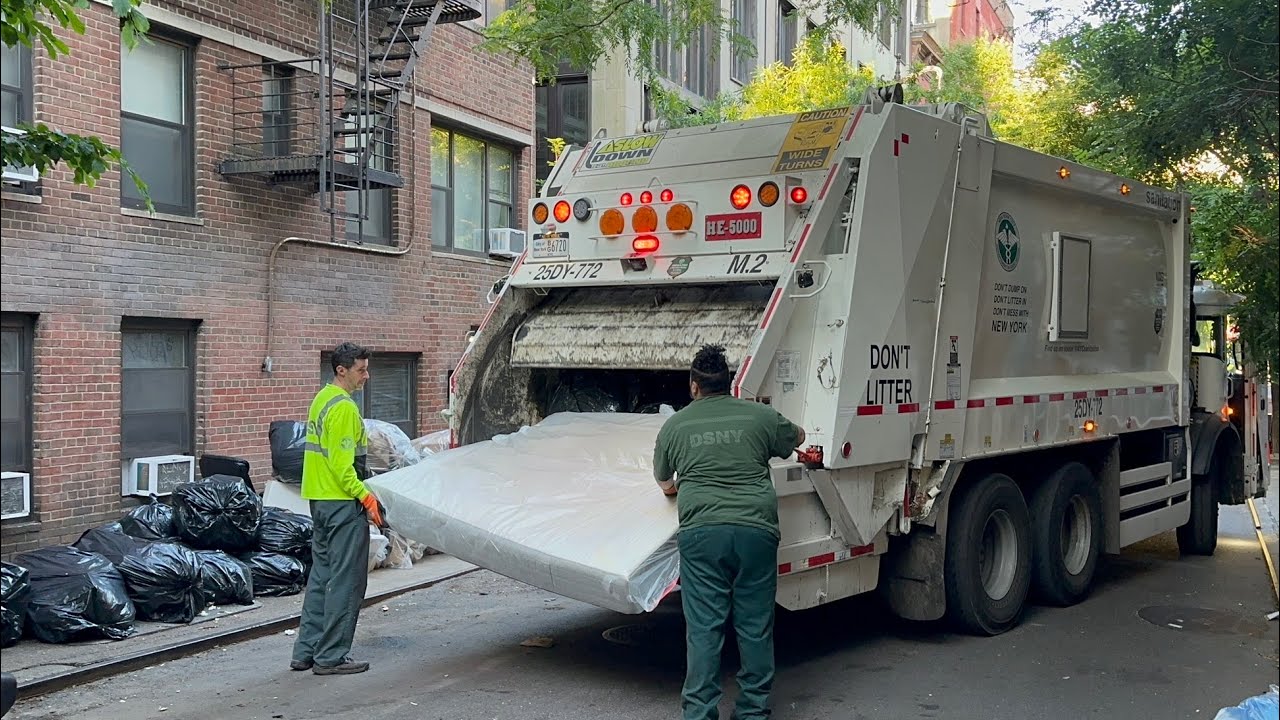 DSNY Mack LR Heil 5000 Rear Loader Garbage Truck Packing a Mattress & Trash Bags