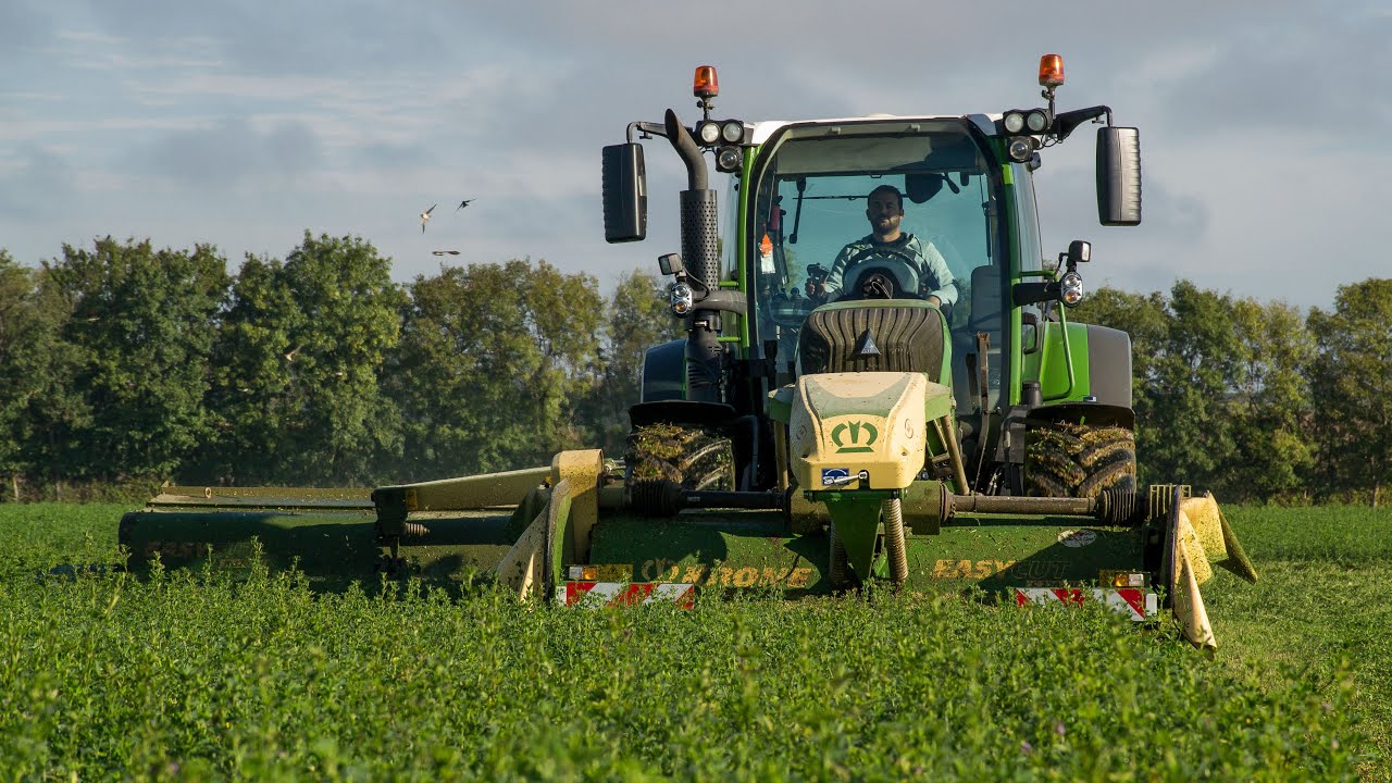 Fendt 516 et son groupe de fauche Krone à la luzerne