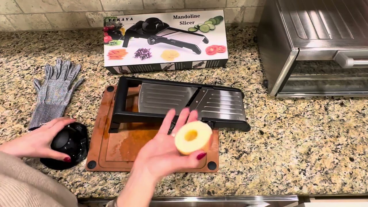 VEKAYA Adjustable Mandoline Slicer, Mandoline Slicer for Kitchen, Mandolin with Cut Resistant Gloves