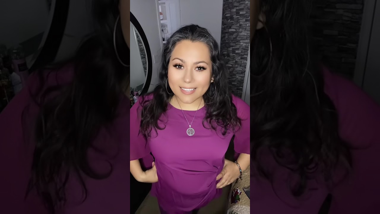 Probándome una ropa que me regalo mi amiga 