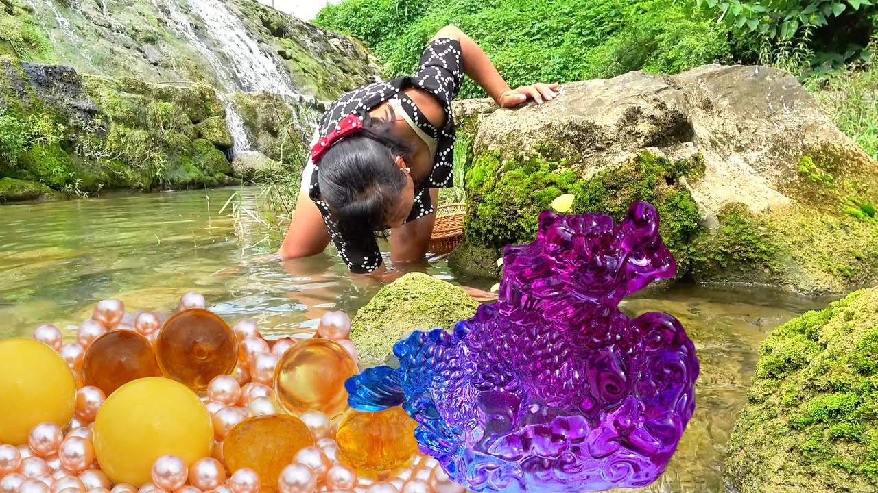 Prying open the big clam in the fresh water, the girl obtained a unique and charming treasure