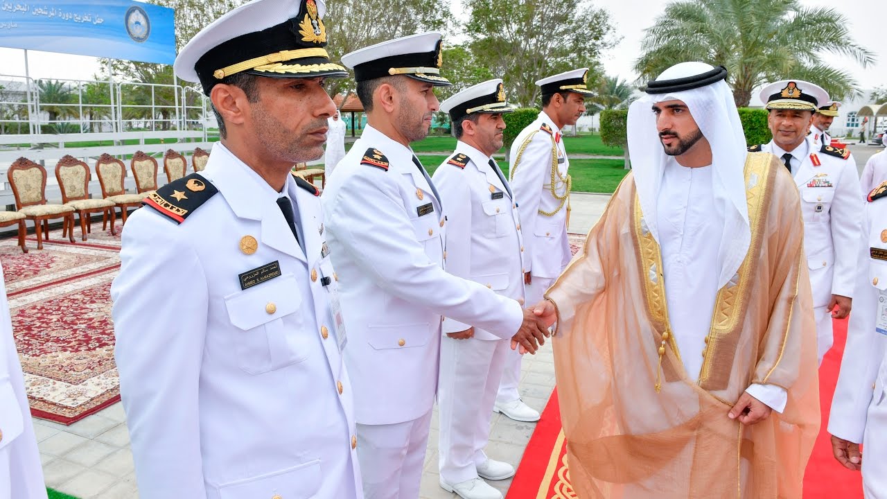 حمدان بن محمد يشهد تخريج الدفعة الـ 17 في كلية راشد بن سعيد البحرية
