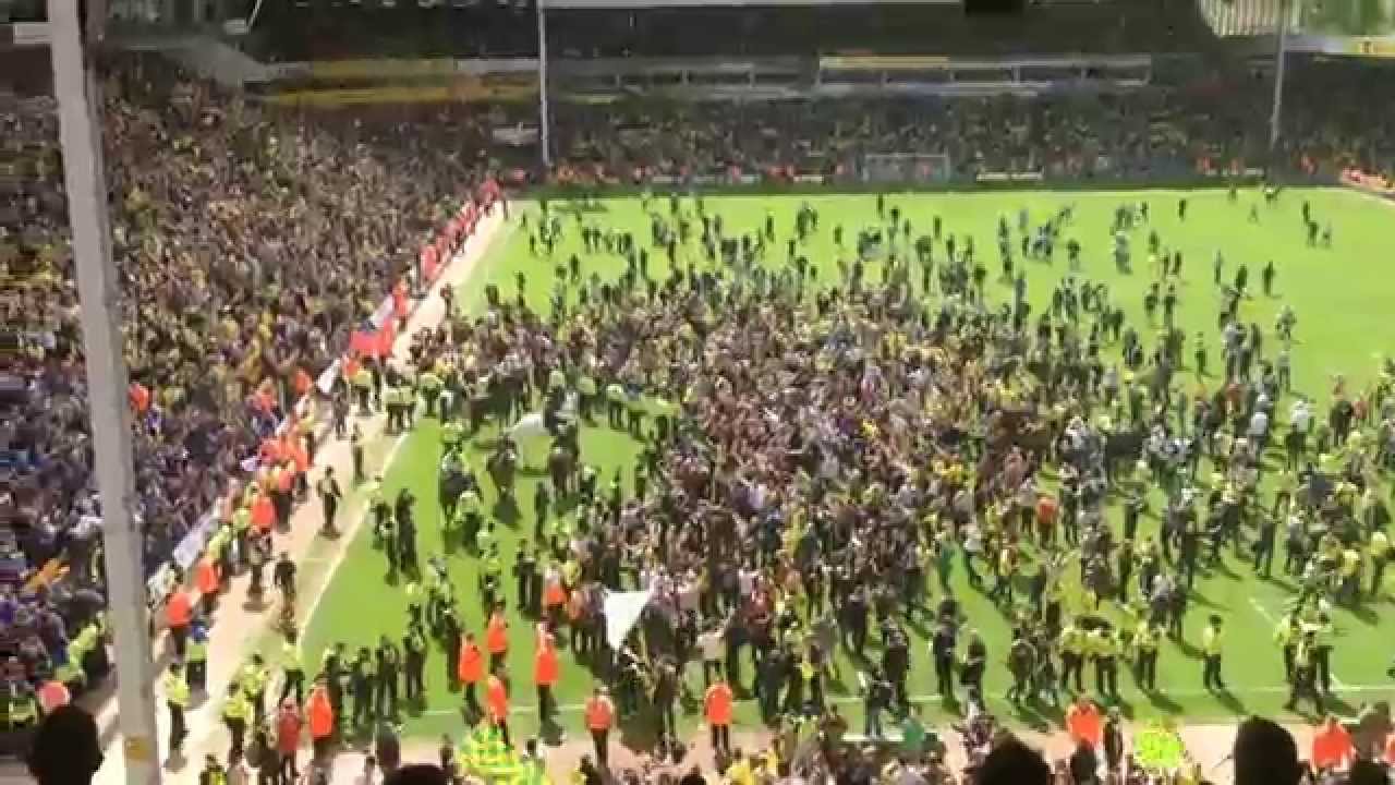 Play Off Semi Final Derby 2015 Norwich vs Ipswich Barclay Atmosphere and Pitch Invasion