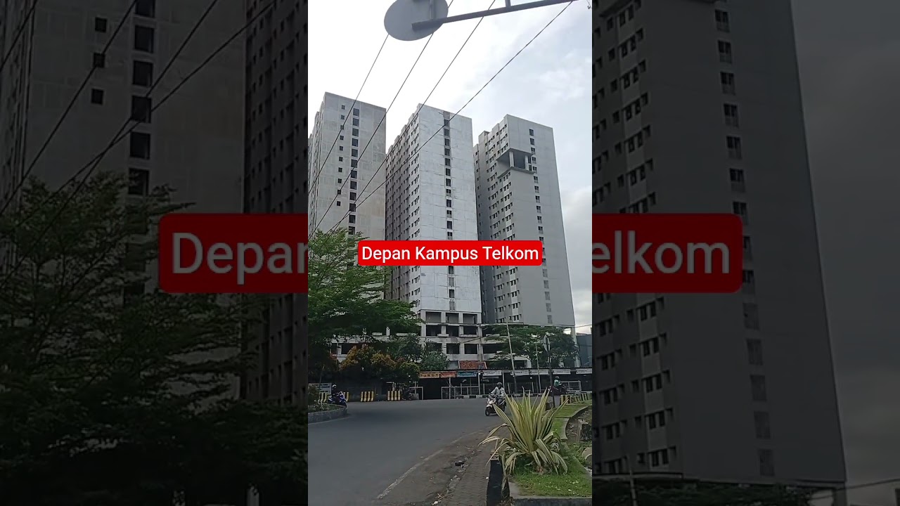 Live depan kampus Telkom 
