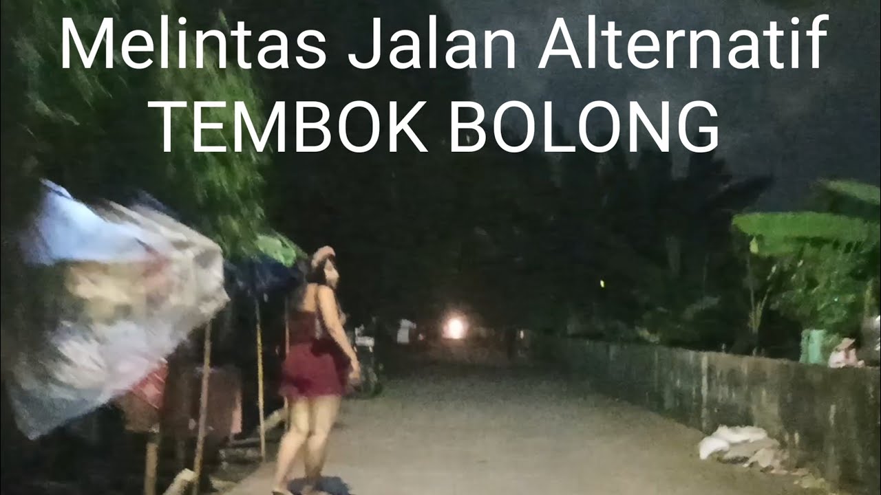 Melintas Jalan Tembok Bolong Jakarta 