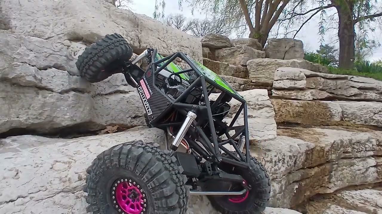 Axial CJ7, Capra and Gilamon on the rocks.