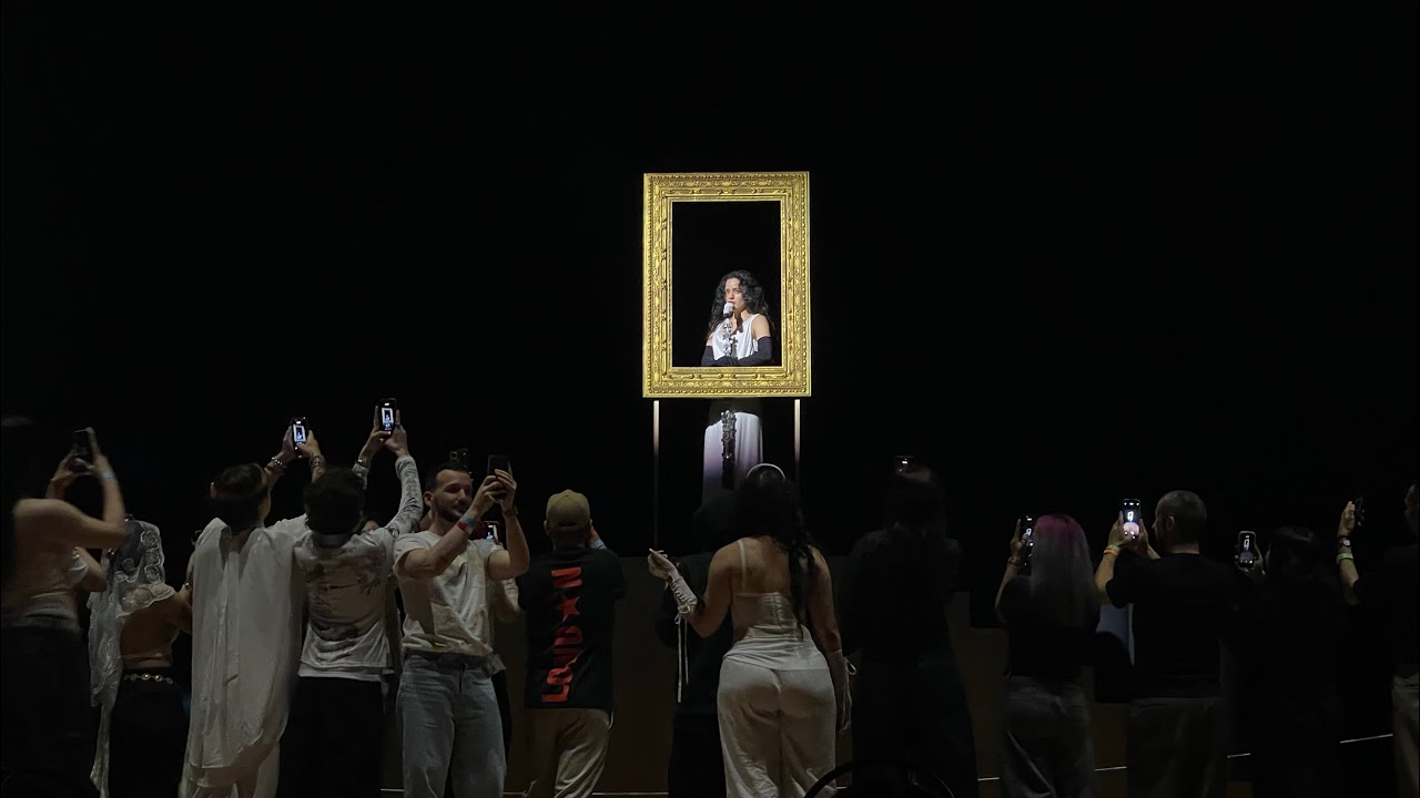 Rosalia - Can&rsquo;t Take My Eyes Off You (cover live at Lux Tour, Lyon 2026)
