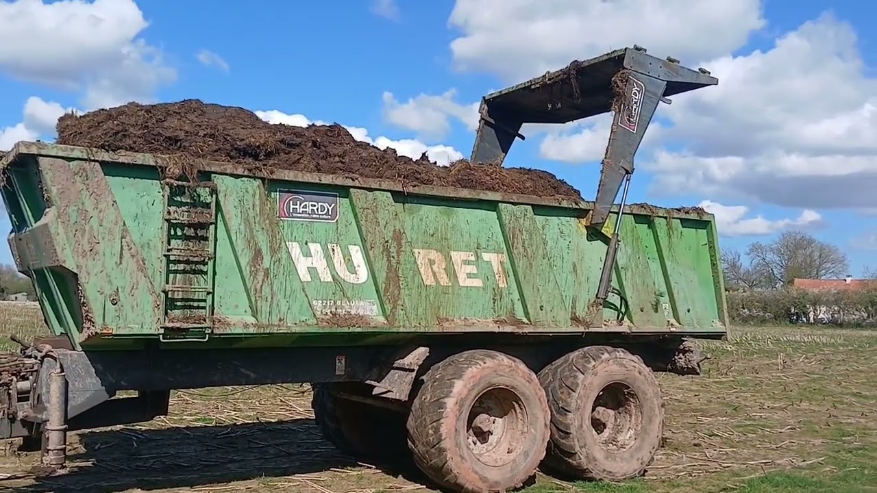 Fumier 2025 avec la 18 tonne huret et le valtra valmet 8550
