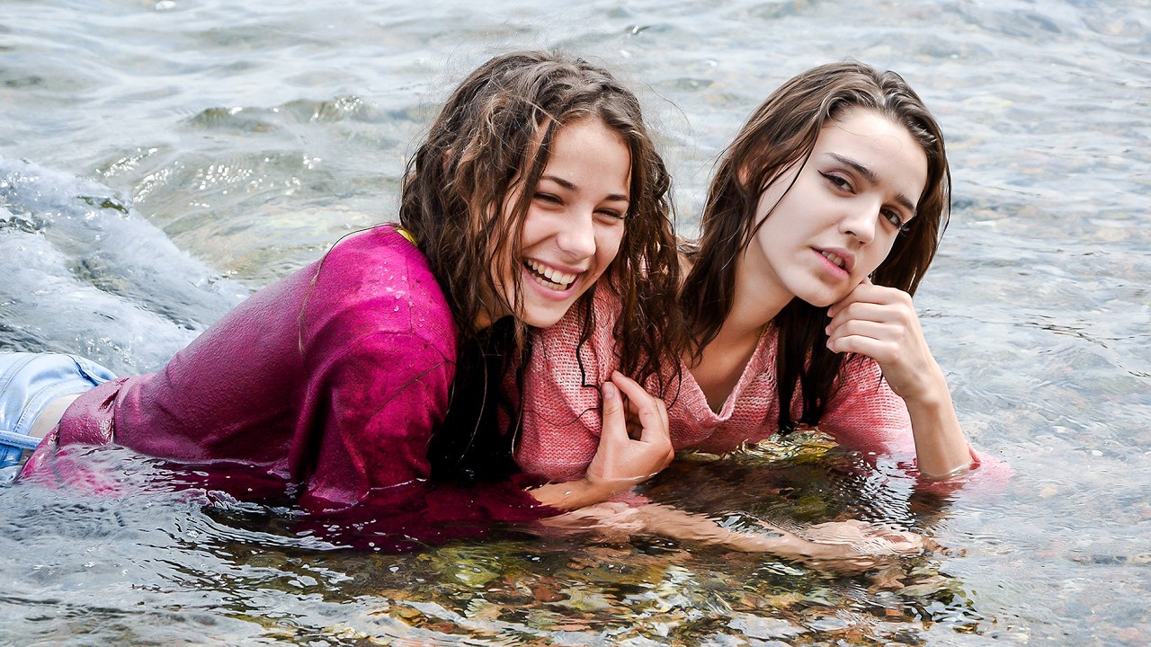 FUN WETLOOK: CUTE GIRLS GET WET IN THEIR CLOTHES IN THE SEA, SWIM, POSE, AND PLAY WITH EACH OTHER!