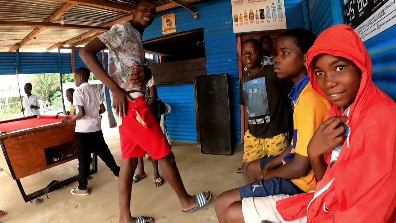 كولشي مضـــارب وهبيل في هاد الفيــلاج 🇲🇿 | افريقيا 56